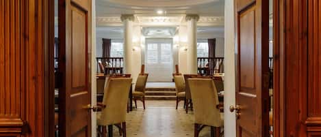 Sarapan, makan tengah hari dan makan malam dihidangkan