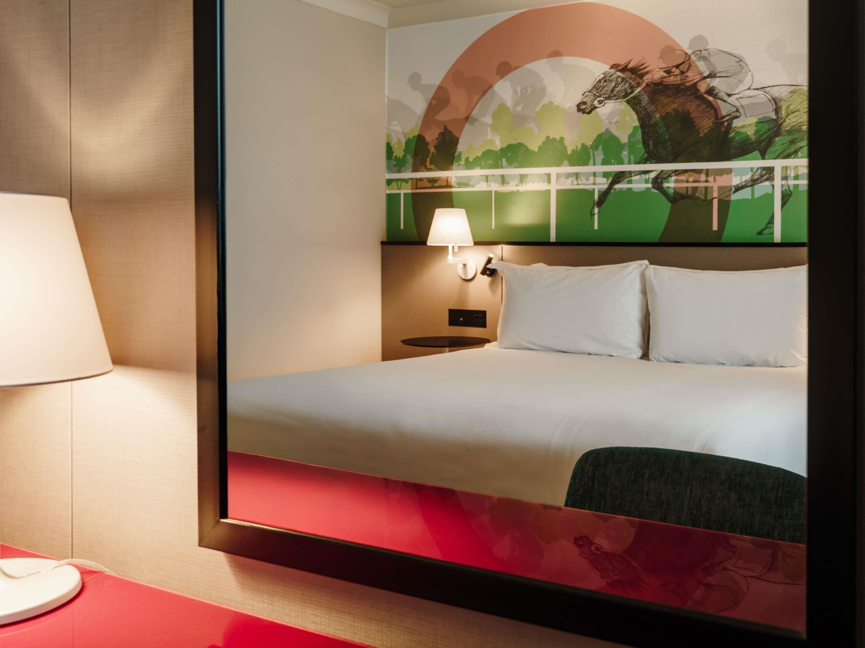 Standardrum - 1 dubbelsäng | Skrivbord, strykjärn/strykbräda och gratis barnsängar