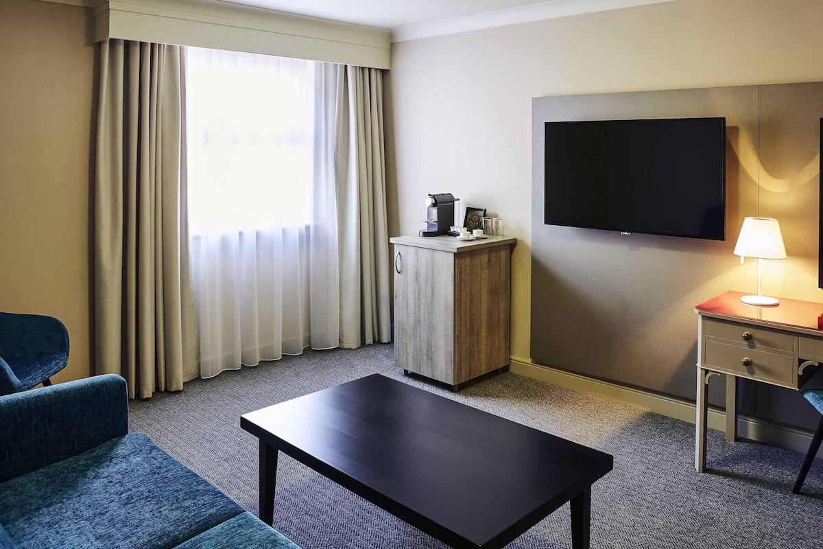 Suite Junior, 1 Tempat Tidur Double | Meja kerja, setrika/meja setrika, dan tempat tidur bayi gratis