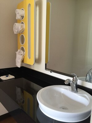 Bathroom sink - Rodeway Inn Baltimore - Inner Harbor South (Halethorpe)