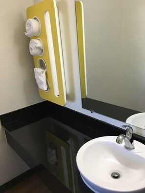 Bathroom sink - Rodeway Inn Baltimore - Inner Harbor South (Halethorpe)