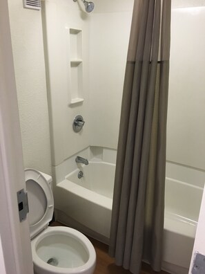 Combined shower/bathtub, towels