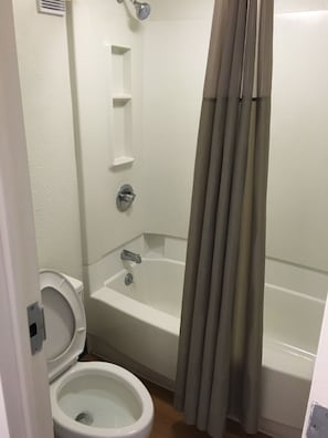 Combined shower/bathtub, towels