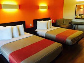 Een bureau, een laptopwerkplek, gratis wifi, beddengoed