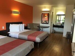 Een bureau, een laptopwerkplek, gratis wifi, beddengoed