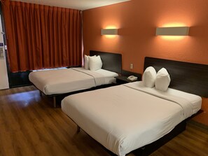 Desk, laptop workspace, free WiFi, bed sheets - Rodeway Inn Baltimore - Inner Harbor South (Halethorpe)