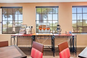 Free daily self-serve breakfast - Comfort Inn Santa Fe South (Santa Fe)