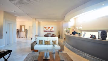 Behandelingskamers voor koppels, een sauna, een bubbelbad, een stoombad