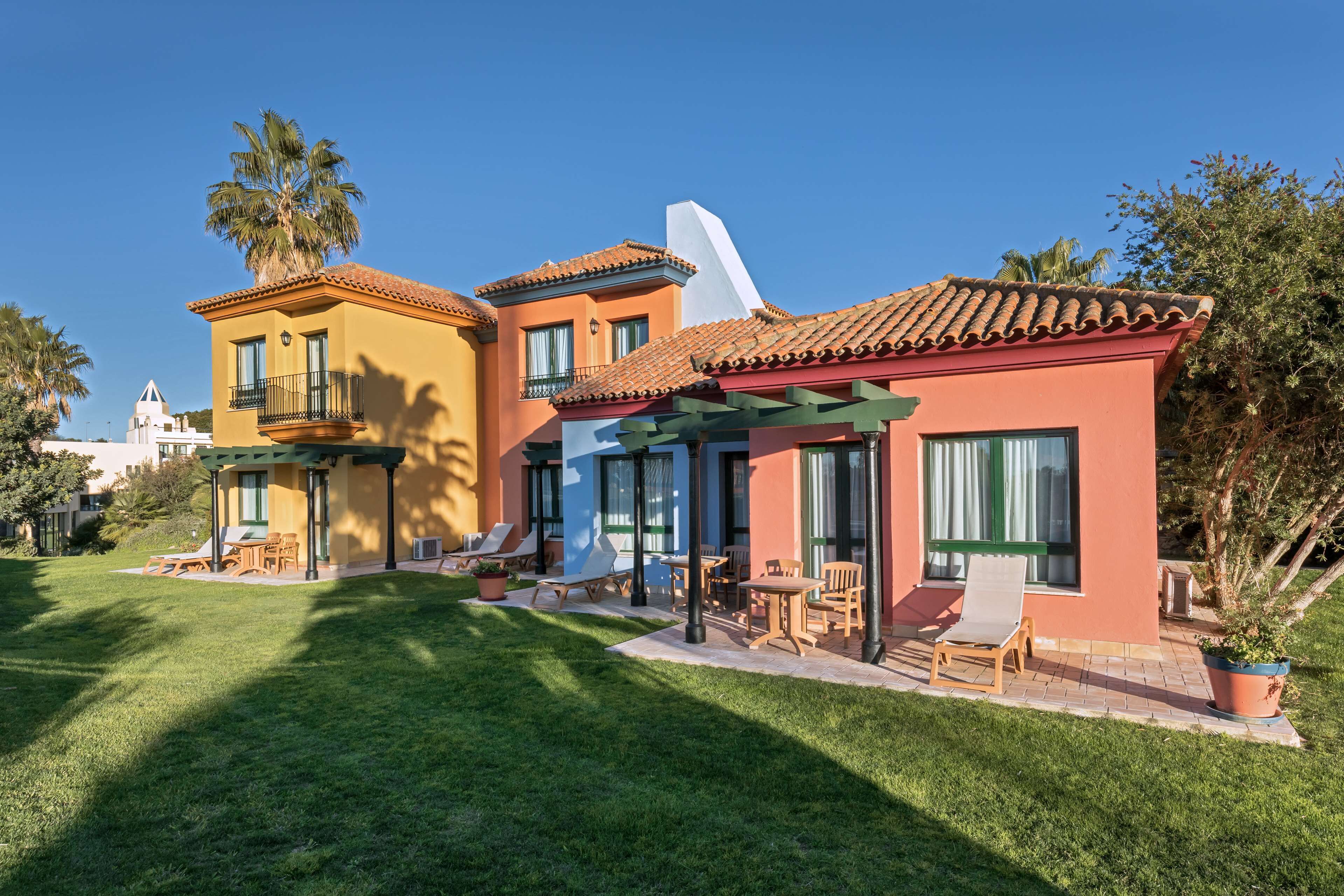 Minibaari, tallelokero huoneessa, työpöytä