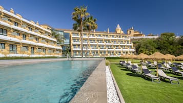 4 outdoor pools, pool umbrellas, pool loungers