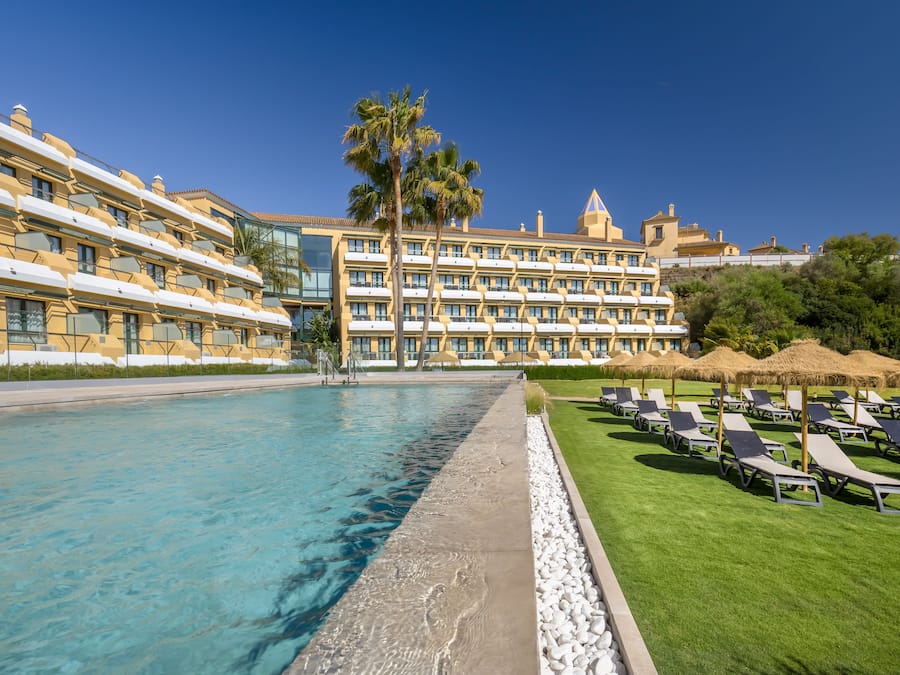 4 outdoor pools, pool umbrellas, sun loungers