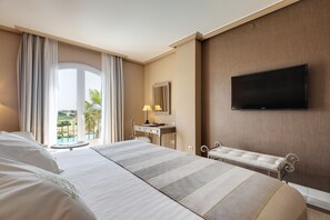 Minibar, in-room safe, desk, laptop workspace - Barceló Montecastillo Golf (Jerez de la Frontera)