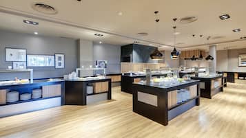 Een modern café met houten vloeren, zwart-wit decoratie en hanglampen.