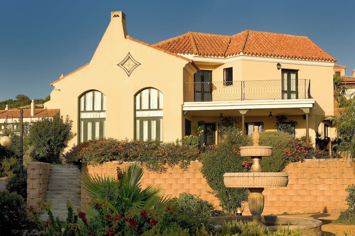 Presidential Villa | Minibar, in-room safe, desk, laptop workspace