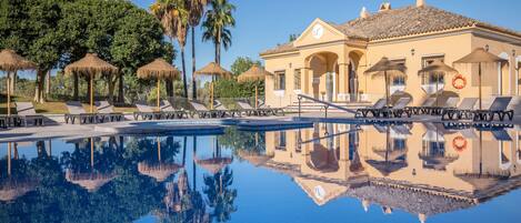 4 outdoor pools, pool umbrellas, sun loungers