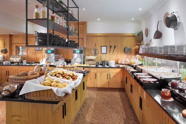 Un buffet proposant une variété de plats et un coin café.