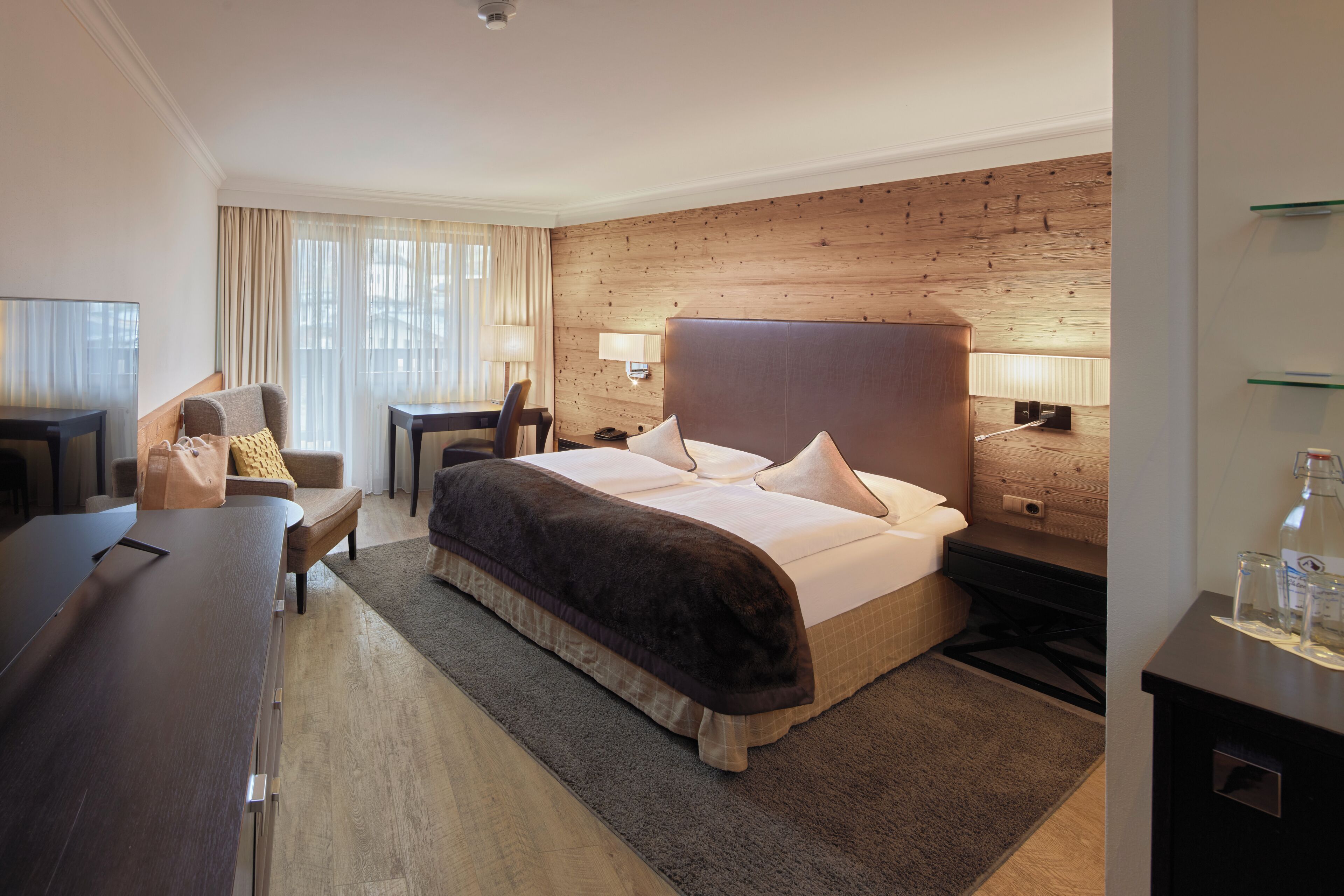 Quarto casal luxo, sacada | Roupas de cama antialérgicas, frigobar, cofres nos quartos