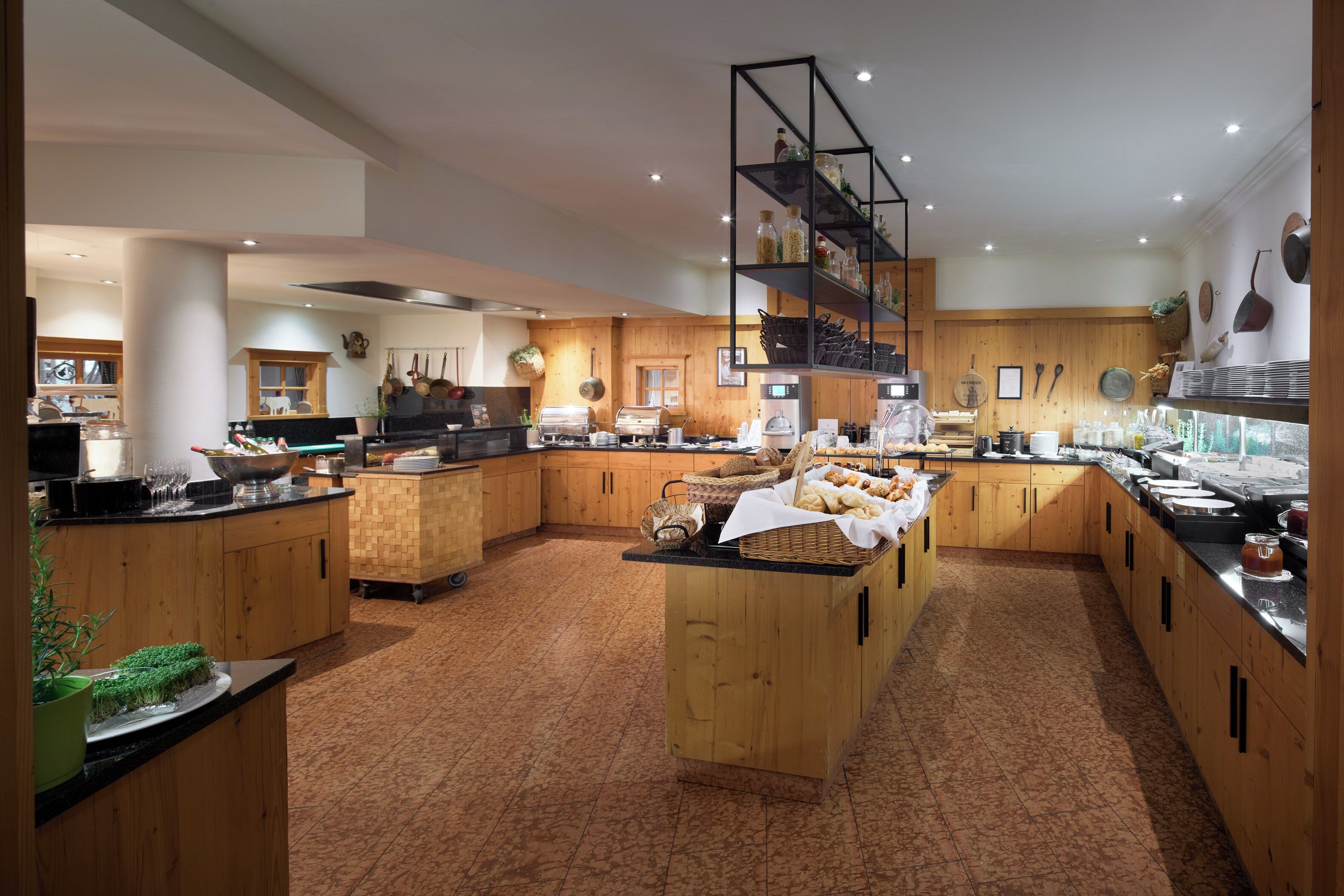 Una cocina amplia con armarios de madera, una isla central y un estante estilo entrepiso.