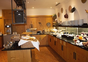 Bao gồm bữa sáng buffet hàng ngày