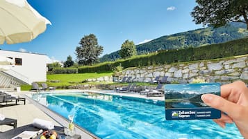 Piscina coperta, piscina all'aperto, ombrelloni da piscina, lettini