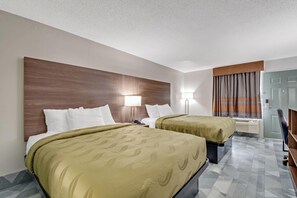 Habitación, 2 camas de matrimonio, no fumadores | Escritorio, tabla de planchar con plancha, wifi gratis y ropa de cama