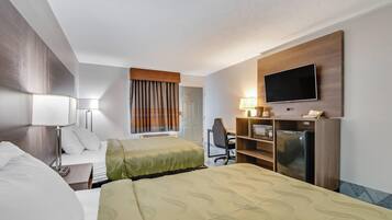 Een bureau, een strijkplank/strijkijzer, gratis wifi, beddengoed