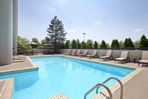 Una piscina techada, una piscina al aire libre de temporada