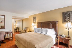 Desk, blackout curtains, iron/ironing board, free cots/infant beds - Clarion Inn Tulsa International Airport (Tulsa)