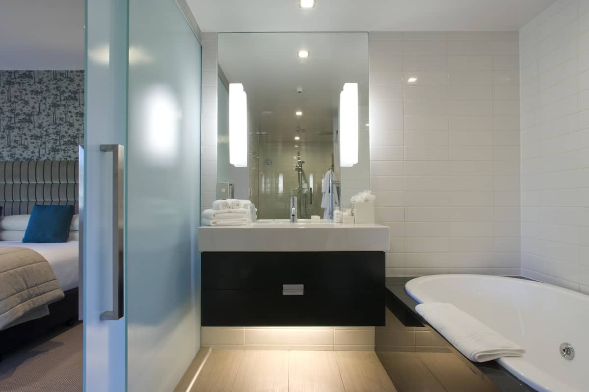 park suite | bathroom | free toiletries, hair dryer, towels