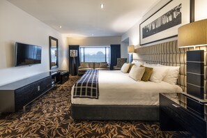 Junior Suite | Egyptian cotton sheets, premium bedding, pillow-top beds, minibar