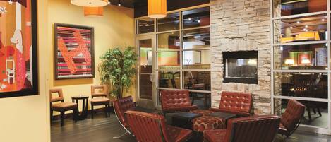 2 restaurantes, se sirven desayunos, comidas, cenas y cocina americana