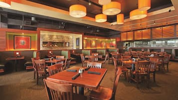 2 restaurants, breakfast, lunch, dinner served; American cuisine