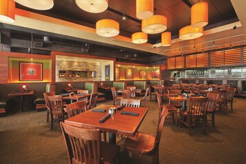 2 restaurants, breakfast, lunch, dinner served; American cuisine 