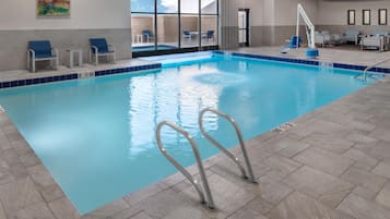 Kolam renang indoor dan kolam renang outdoor, dengan kursi berjemur