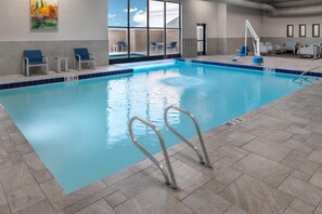 Kolam renang indoor dan kolam renang outdoor, dengan kursi berjemur