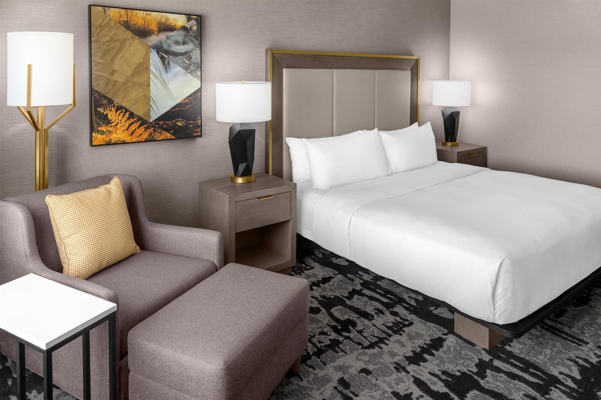 32-inch LCD TV with satellite channels, TV, MP3 dock