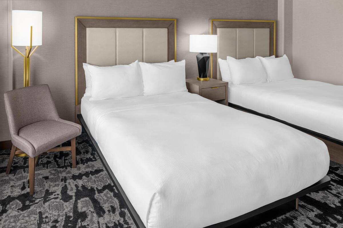 Hab. estándar 2 camas matr. grandes | Ropa de cama de alta calidad, edredón y camas con pillow-top 