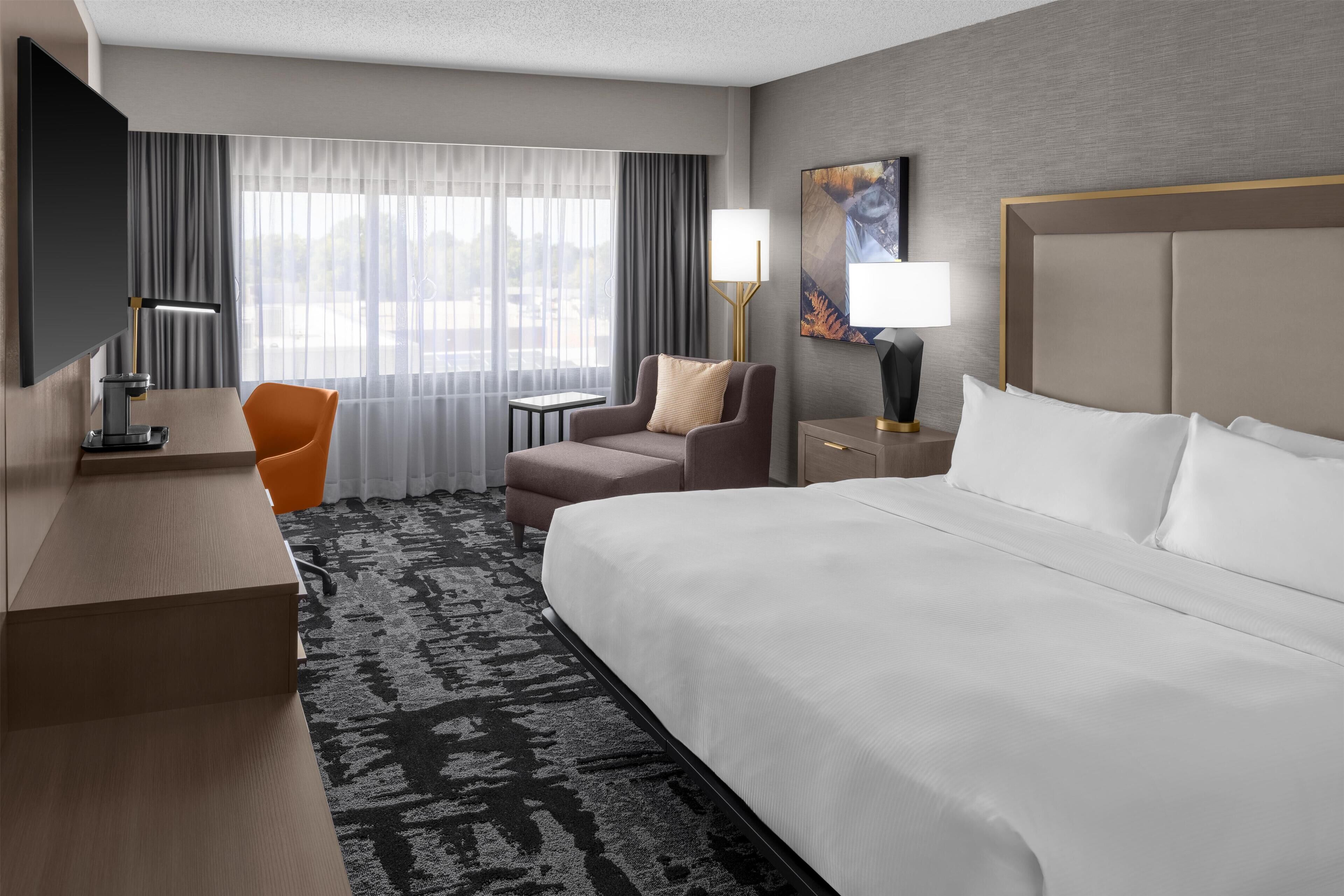 32-inch LCD TV with satellite channels, TV, MP3 dock