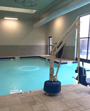 Piscine intérieure, piscine extérieure, chaises longues