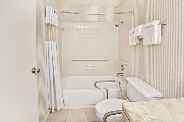 Free toiletries, towels, soap, shampoo - Knights Inn South Houston (South Houston)