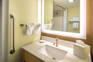 Free toiletries, hair dryer, towels - Red Lion Inn & Suites Everett (Everett)