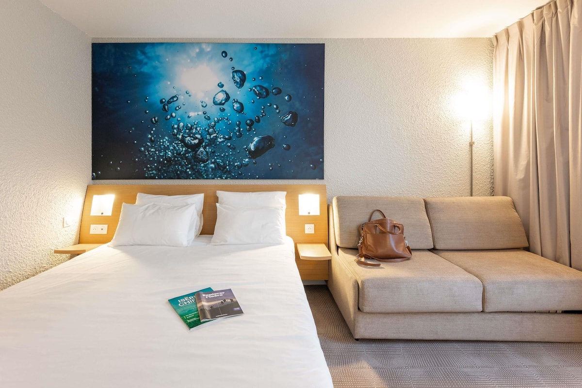 Superior-Zimmer, 1 Doppelbett und Schlafsofa | Hochwertige Bettwaren, Schreibtisch, laptopgeeigneter Arbeitsplatz