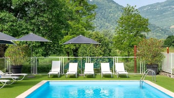 Piscine extérieure (ouverte en saison), chaises longues