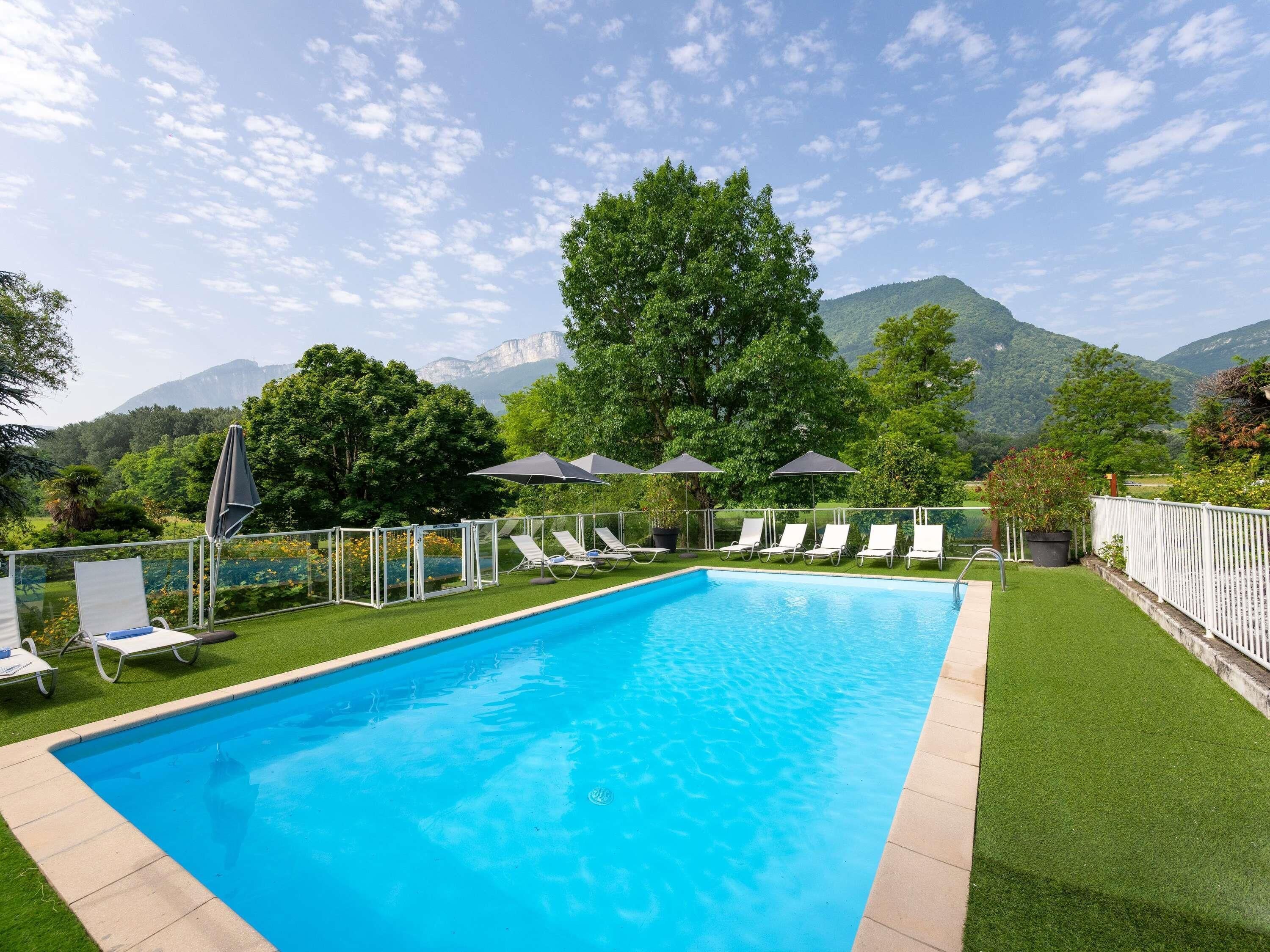 Piscine extérieure (ouverte en saison), chaises longues