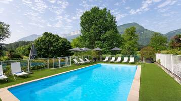Piscine extérieure (ouverte en saison), chaises longues