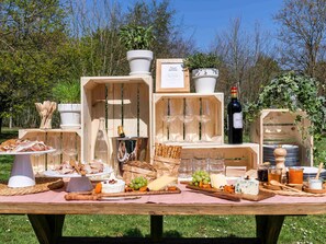 Déjeuner, dîner et souper servis sur place; cuisine française 