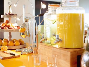 Desayuno buffet (EUR 19.5 por persona) 