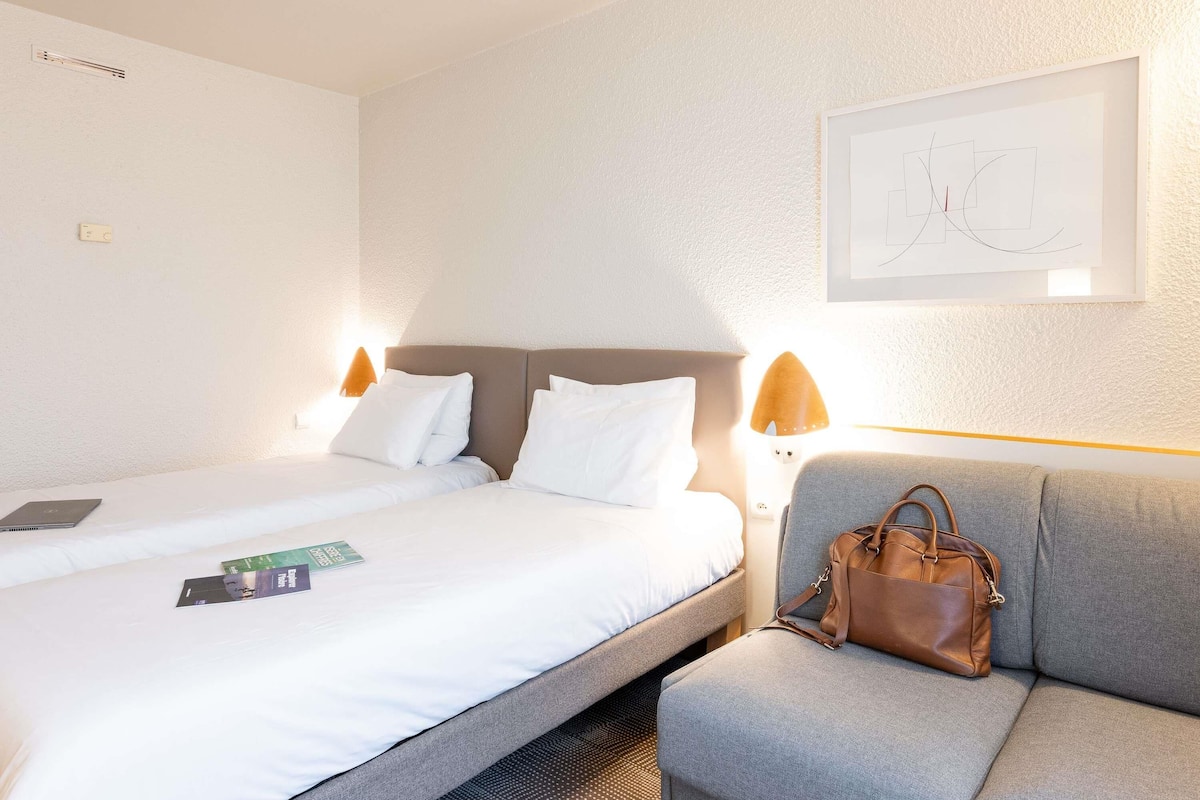 Standardzimmer | Hochwertige Bettwaren, Schreibtisch, laptopgeeigneter Arbeitsplatz