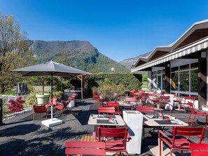 Breakfast, lunch, dinner served; French cuisine 