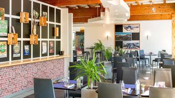 Serveert ontbijt, lunch, diner, Franse gerechten